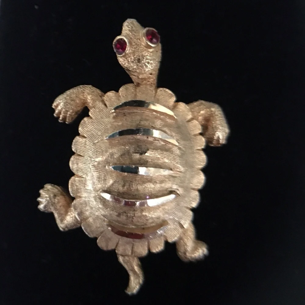 VINTAGE metal gold-tone Turtle pin / brooch‎ Red stone eyes Signed BSK